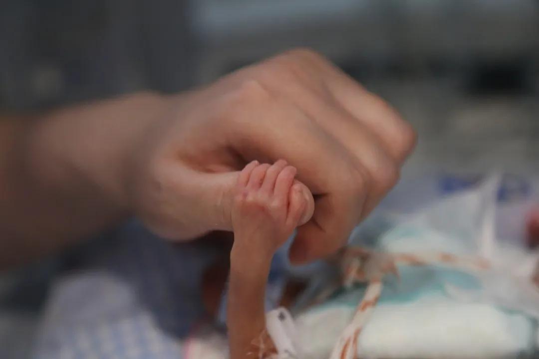 新生儿科主任谈早产儿生长：坚持早期干预给孩子一个美好未来