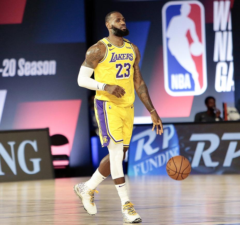 给机会不中用呀！詹姆斯高呼：“7号”投射不行，切断传球即可