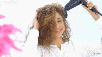 卷发睡一觉如何不变形,烫的卷发怎么绕着打理