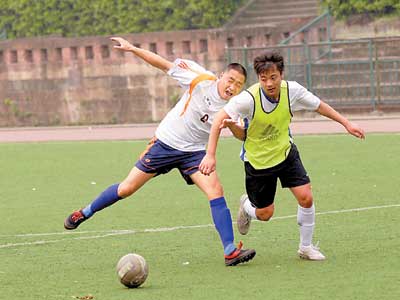 业余八人制足球比赛怎么不越位,业余8人制足球比赛边锋怎么踢