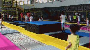 小孩戴安全绳蹦床花式玩法,各种花式蹦床合集