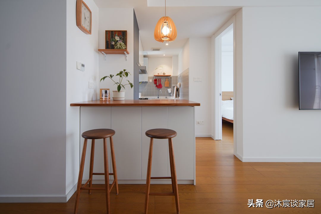 她把家布置得复古又温馨,室内被绿植环绕,这样的家,住着真舒服