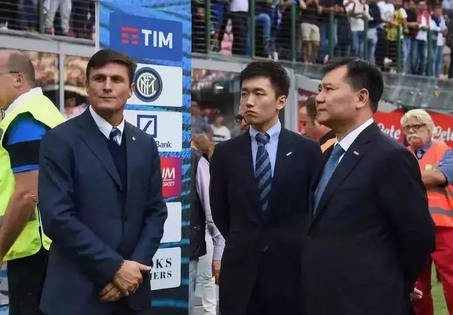 他是励志90后富二代，27岁已执掌百年足球豪门，父亲身价高达千亿