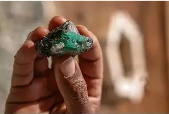 巴西奶奶绿这么贵是有道理的，开采太难了！都是高科技