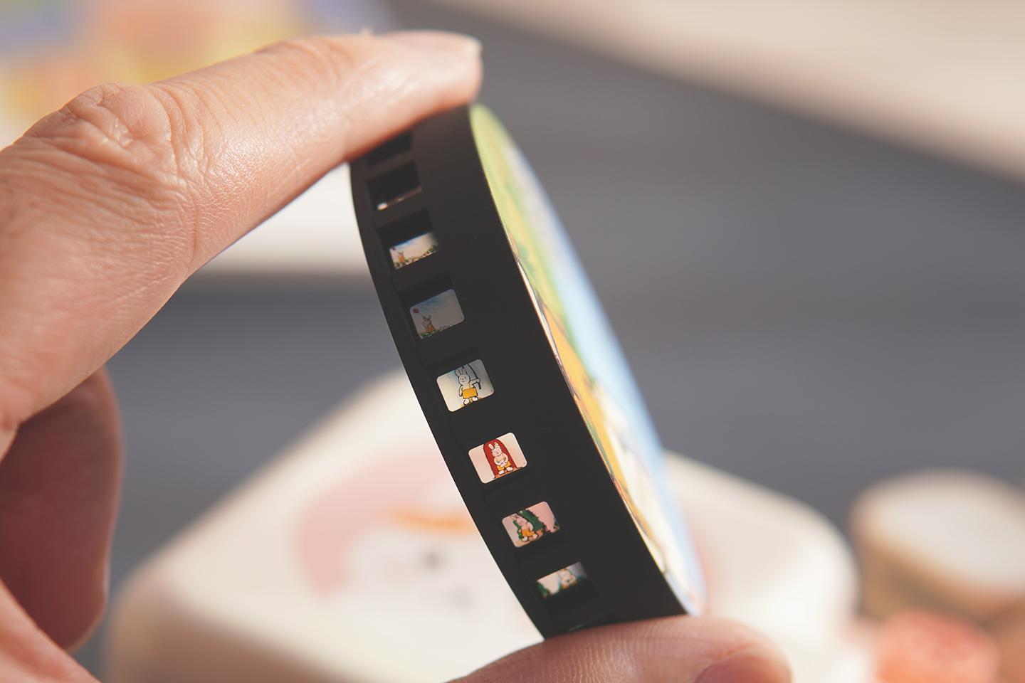 带娃好帮手，能投影能互动的趣学伴儿童故事放映机