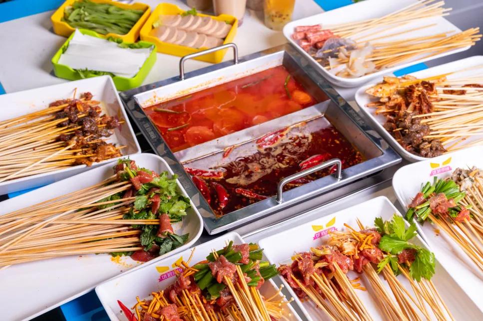 只此一家的牛腩串串火锅C位出道，19块9请你放肆开涮