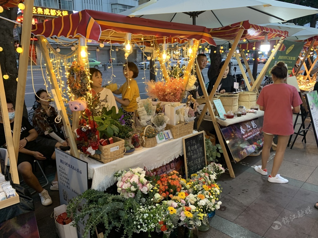 文创市集摊位1.36米小吗,春熙路科甲巷文创集市