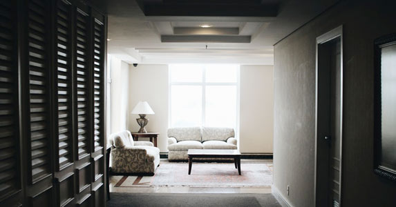 为*迁拆**我嫁给见面5次的相亲男，婚礼上亲戚一句醉话我发觉有问题