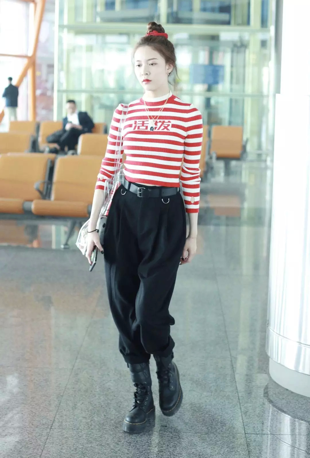 一点也不热,酷妹的马丁靴里都有空调