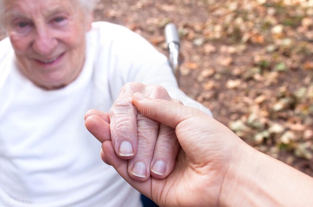 老年人下车突然跌倒是何原因,老年人血压突然升高如何急救