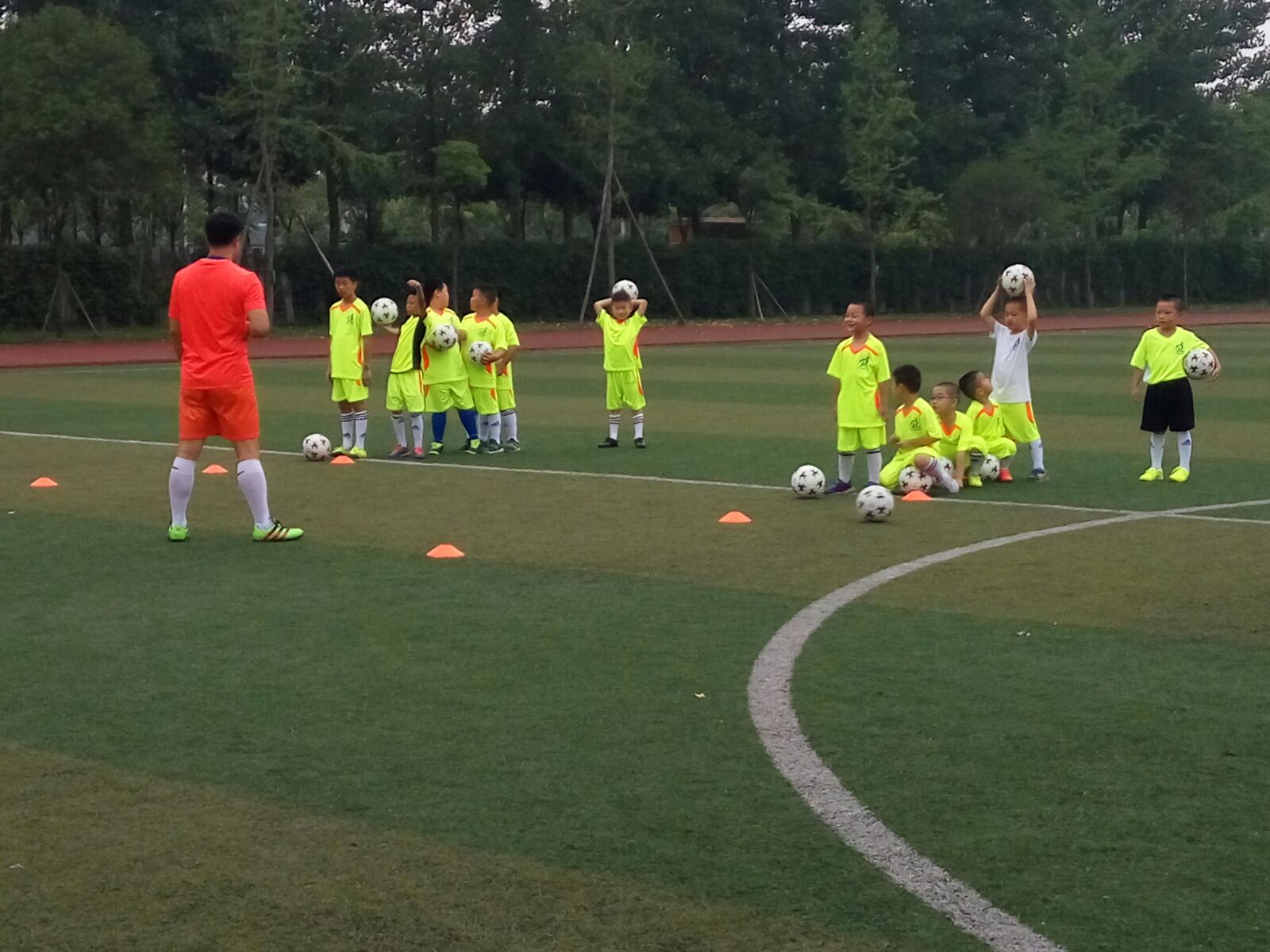 小小少年足球教学,青少年足球成长之路