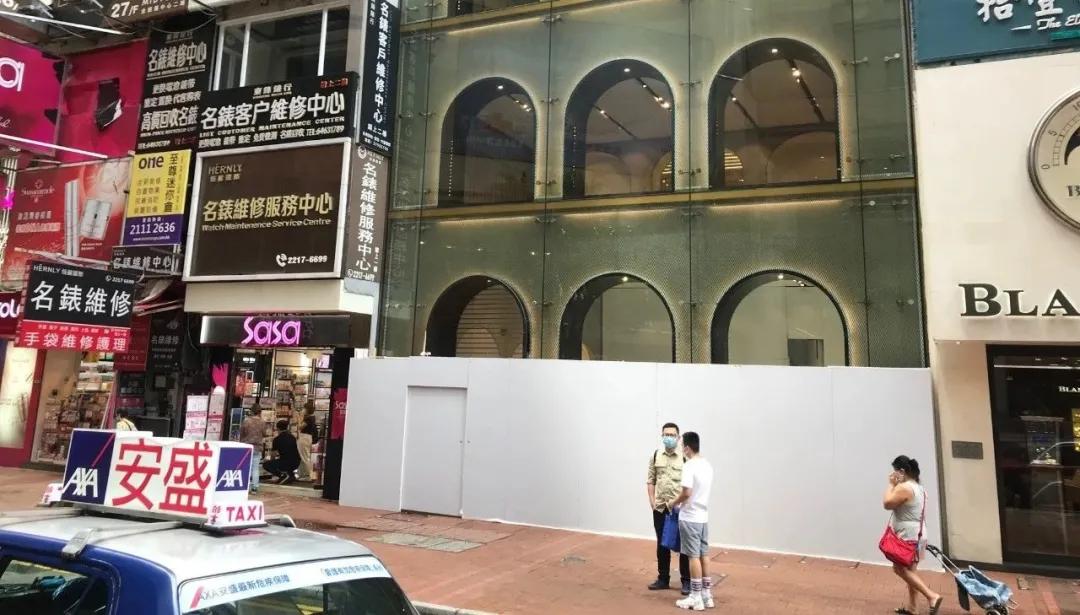 全球租金最贵的香港罗素街变折扣卖场;晓雪成上海时装周推广大使