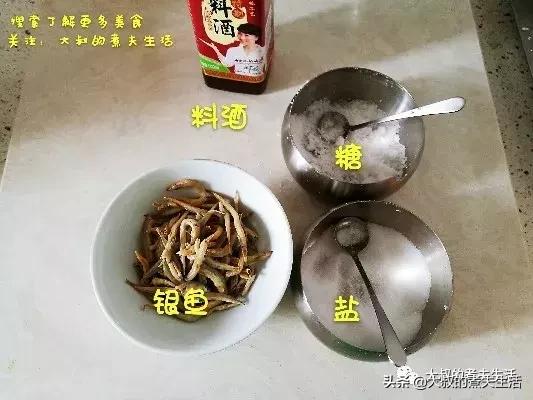 在“滋滋”作响中，挑破半熟的蛋黄，把各种蔬菜混合辣酱拌匀