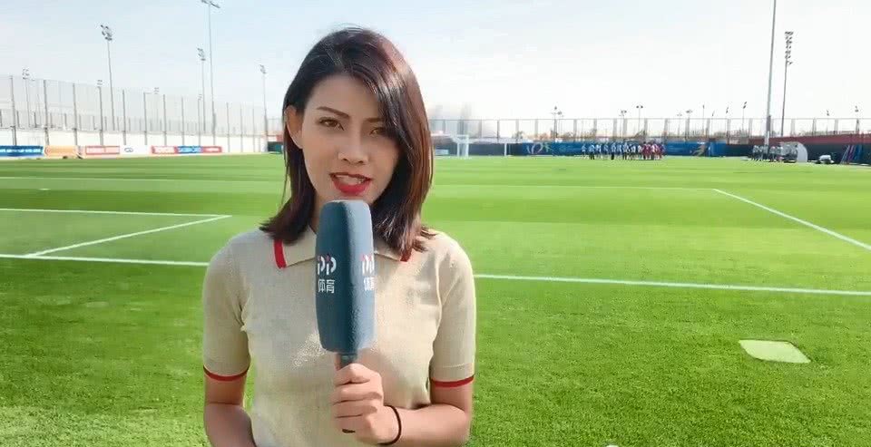 上港女记者被球击中视频,被球员闷一脚的女记者
