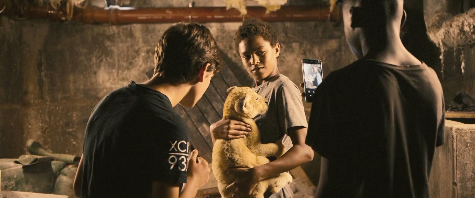 《悲惨的世界》（2019）：多线叙事下的当代法国悲歌