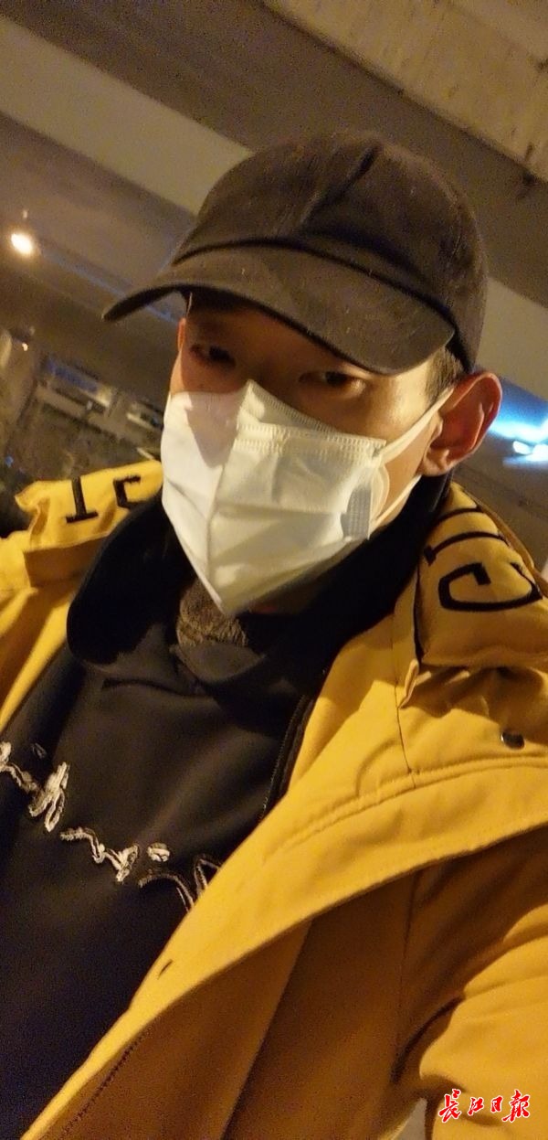 戴口罩送外卖的外卖小哥,戴口罩的外卖小哥