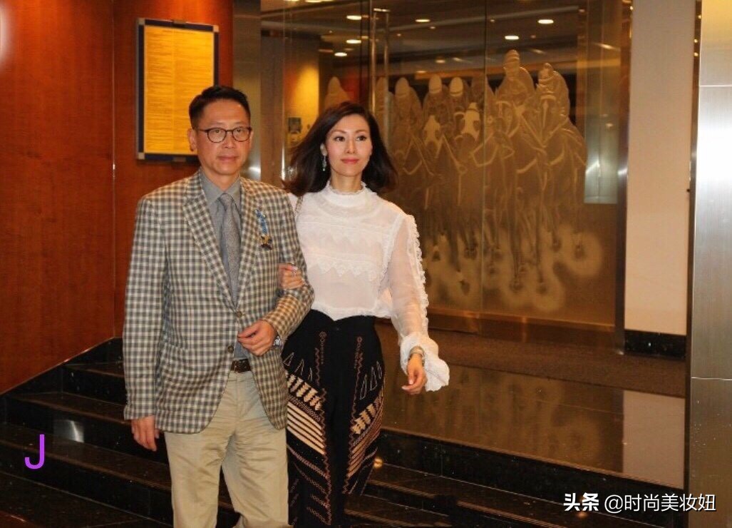李嘉欣紧身裤配红西装,李嘉欣长裙现身孕味浓