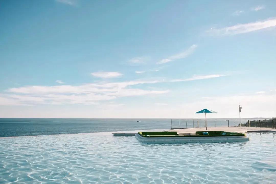 夏日泳池风景,夏日玩水胜地无边际泳池