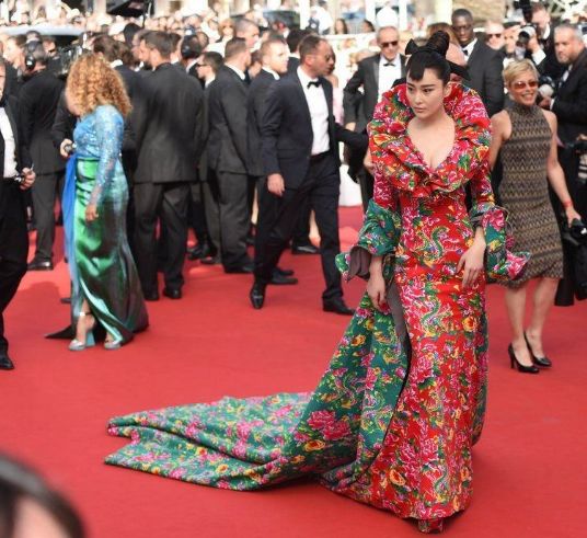 蹭红毯,蹭红毯赖着不走