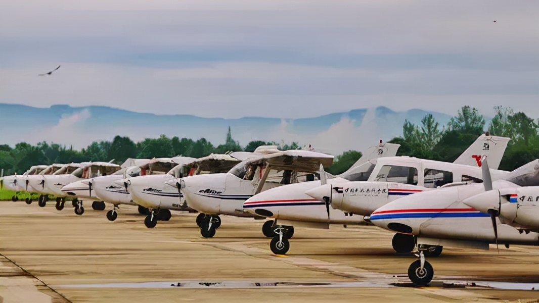 这所大学是民航飞行员的摇篮、民航管理干部的黄埔，二本招生