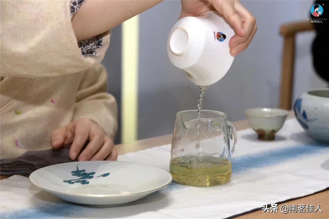 普洱茶新茶为什么会有锁喉感,新茶喝了嗓子发干锁喉