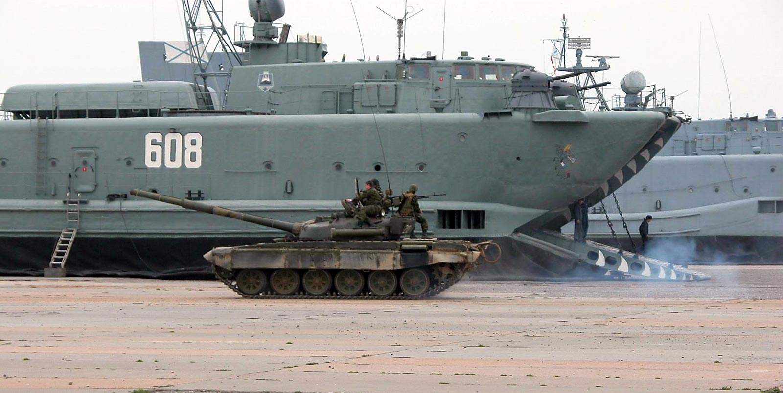 野牛登陆艇加速推进“两栖闪电战”，浅谈野牛级登陆艇的作战能力