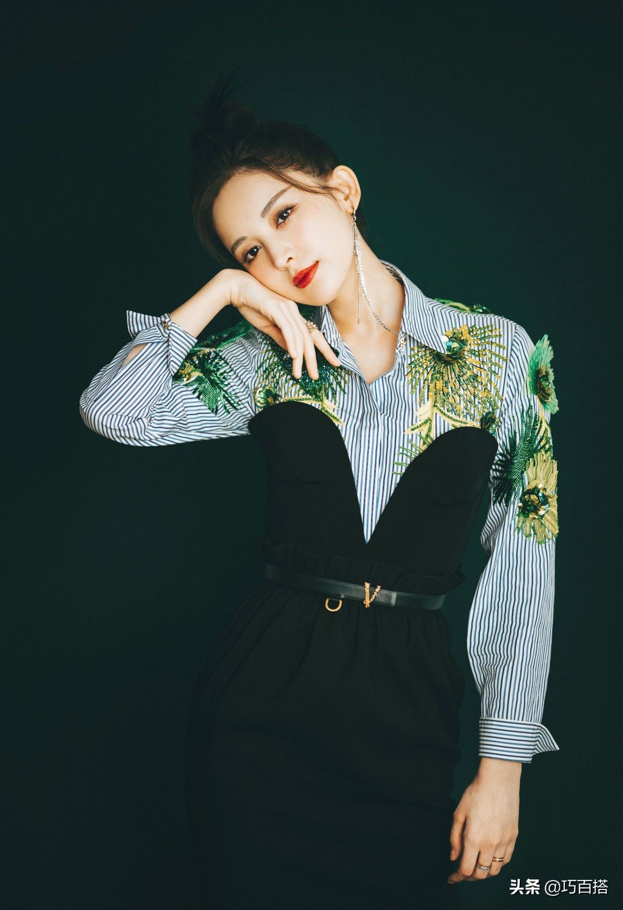 娜扎喜欢你我也是红裙蝴蝶结造型,娜扎同款蝴蝶结盘发