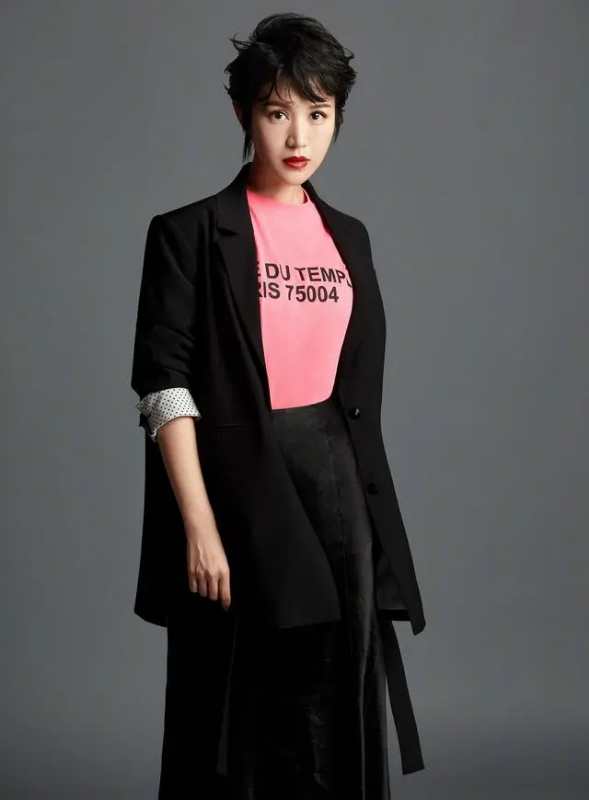 鲍蕾穿黄裙好看吗,鲍蕾穿黑色西装皮鞋