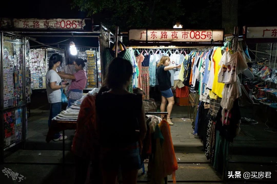 在三牌楼撸了顿串，他决定在这里买房