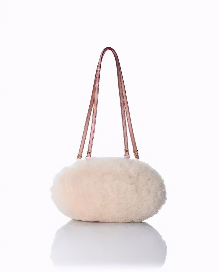 王嘉尔一碰她就被嗲到？年年牵手男爱豆的毛绒小公主谁不想要？