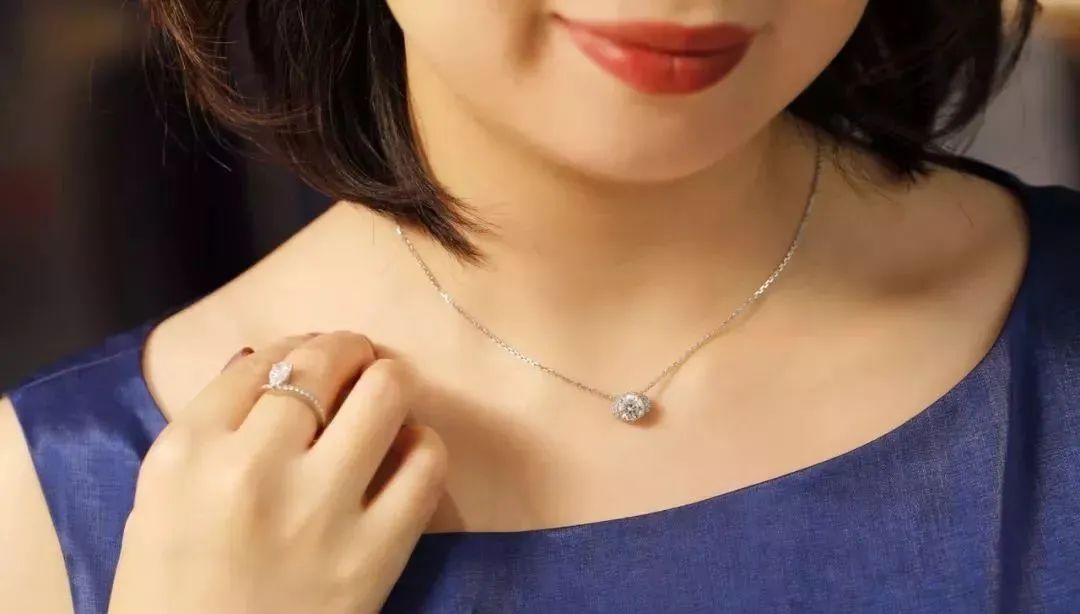 《扫黑风暴》大嫂钻戒超闪，如何挑选显大、显贵的钻戒？