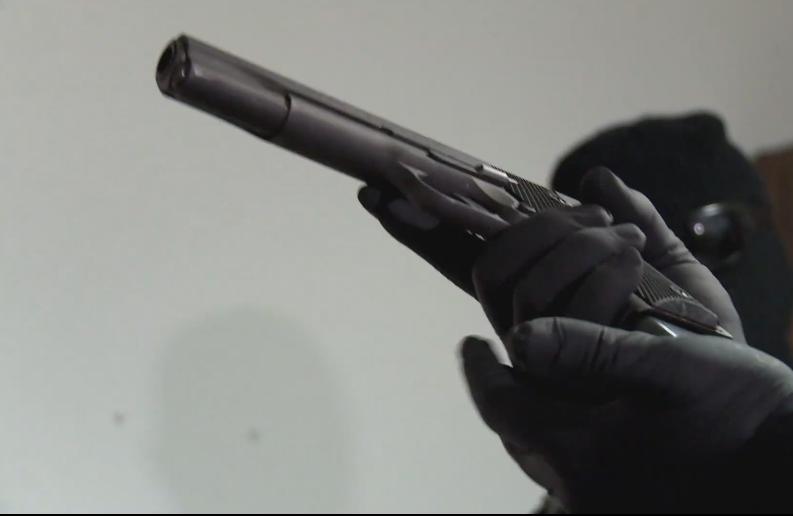 这纪录片太牛了，真实跟拍黑帮少年枪杀对手全过程，事先必买鞭炮