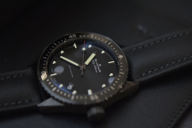 把一台超跑戴在手上,把车捧在手里