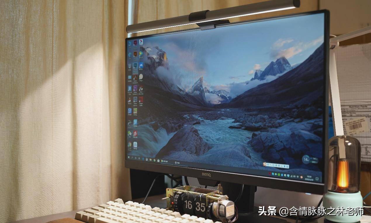 办公桌面打造,笔记本桌搭外接显示器精致布局