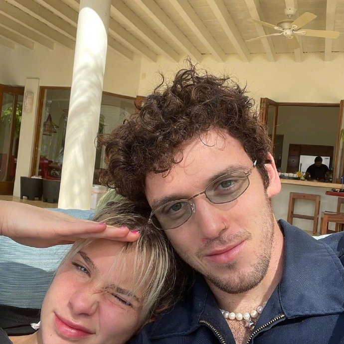 美*歌国**手与女友当众搂腰亲热，隔衣咬胸画面大胆，女友亲密坐大腿