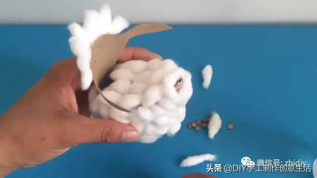 用白纸做个可爱的咩咩羊,用纸折一个可爱的小山羊