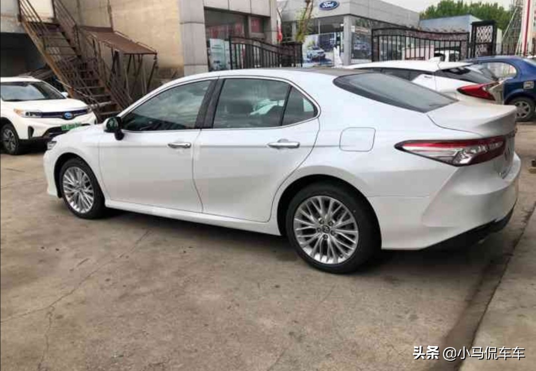 日产天籁跟丰田凯美瑞比油耗,凯美瑞2.0与天籁2.0哪个油耗低