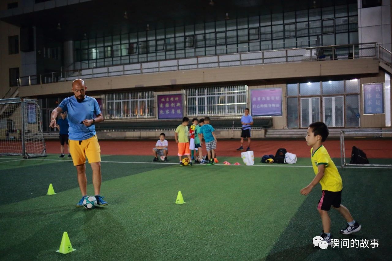 少年足球雨中训练,加油吧少年足球训练