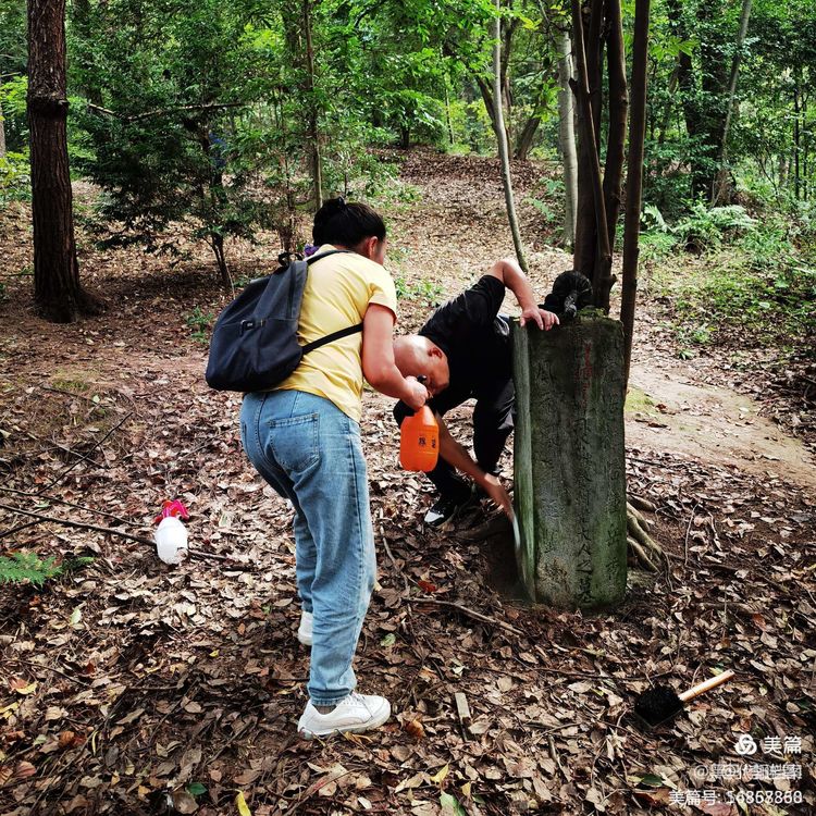 我们的足迹之121：凤凰山、高岩山拓碑，获碑拓19张。华表对联1副