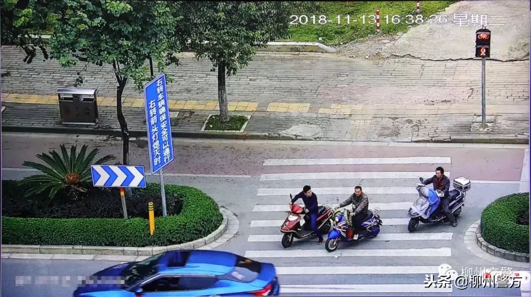 右转路口里面车道有红绿灯怎么走,路口左转和右转没有红绿灯怎么走