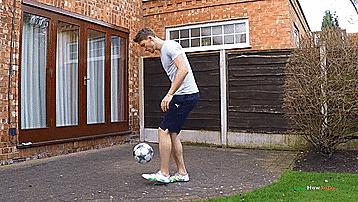 花式足球技巧之脚底停球,花式足球技巧之脚下转移大法