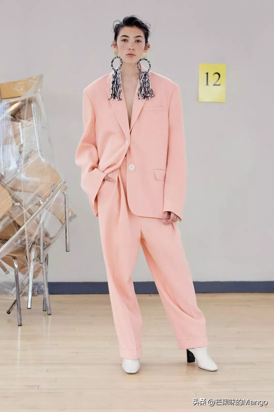 今年秋冬流行穿西装太时髦了,严肃刻板的西装如何穿才能更时髦