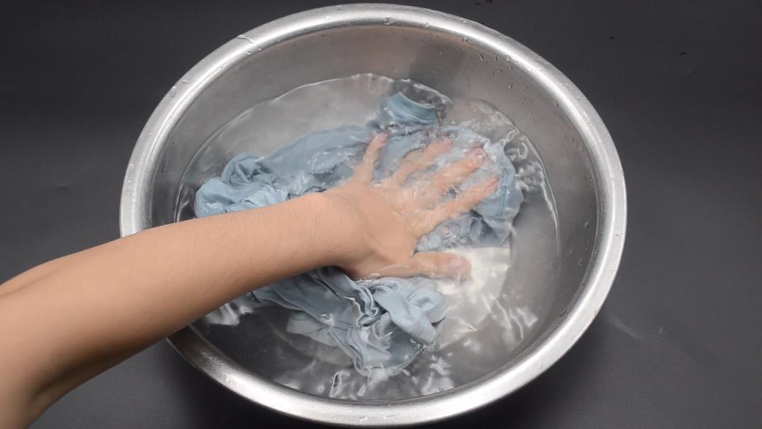 红衣服掉色怎么处理不让它掉色,爱掉色的衣服怎么洗不掉色