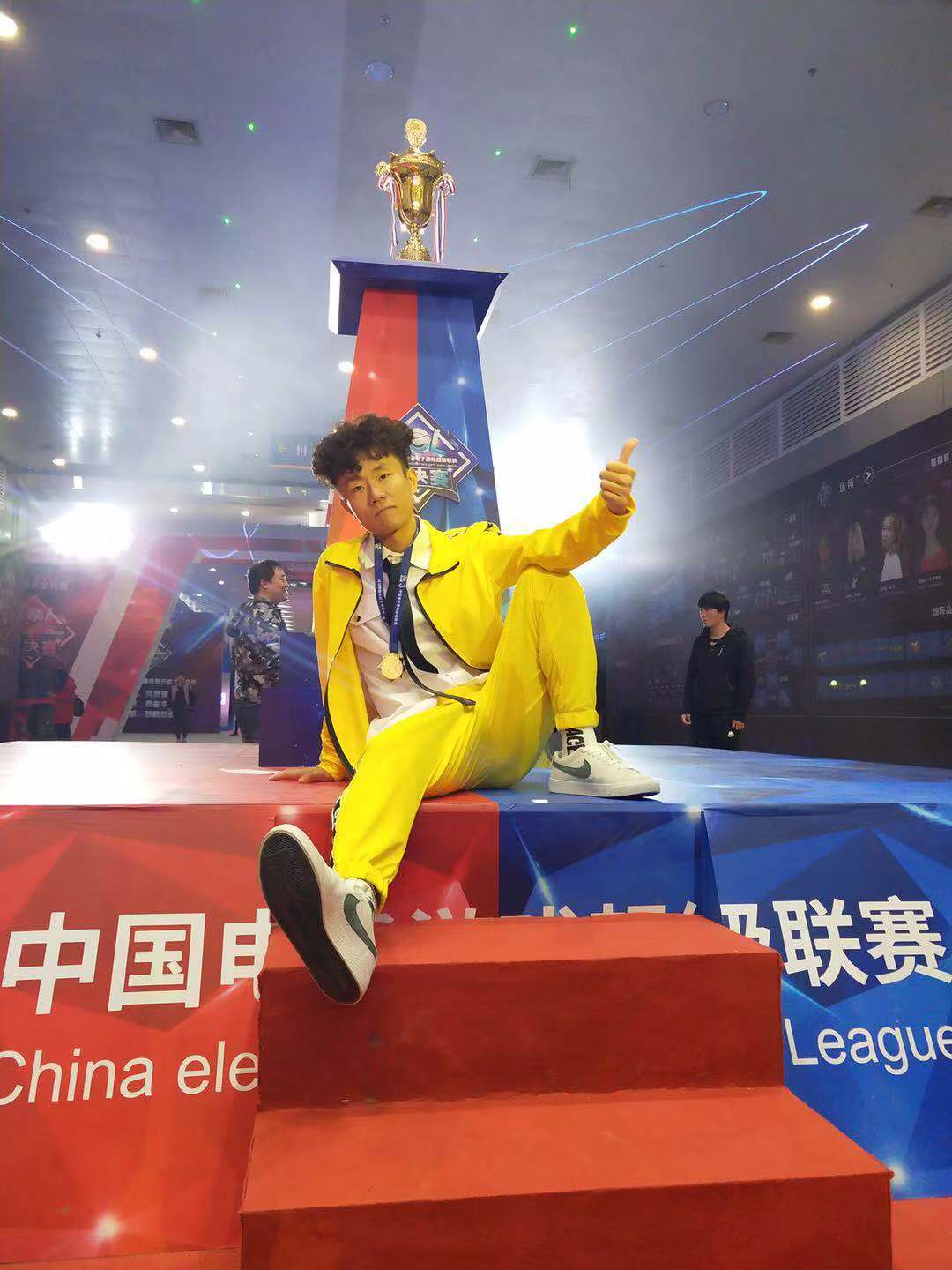 「玩出新高度」鞍山小伙跳舞机上舞出全国冠军