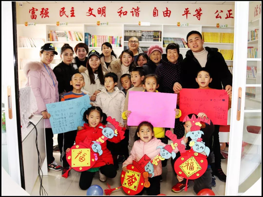 为社区留守儿童辅导功课,心系留守儿童关爱他们成长