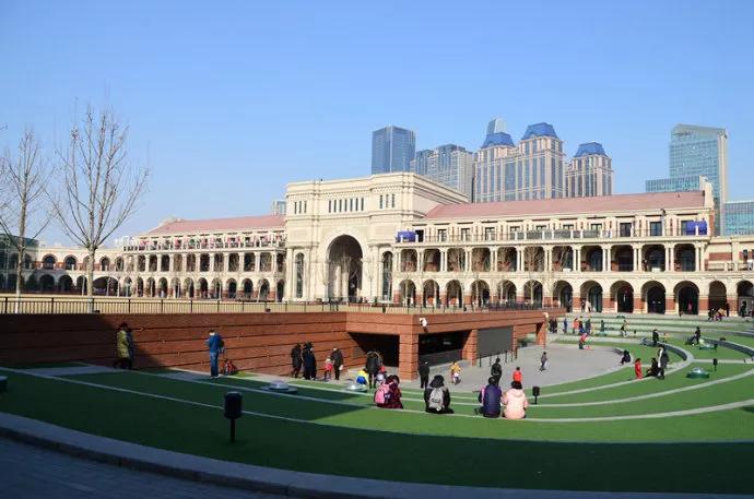 天津民园体育场拍摄地点,站在观众席上