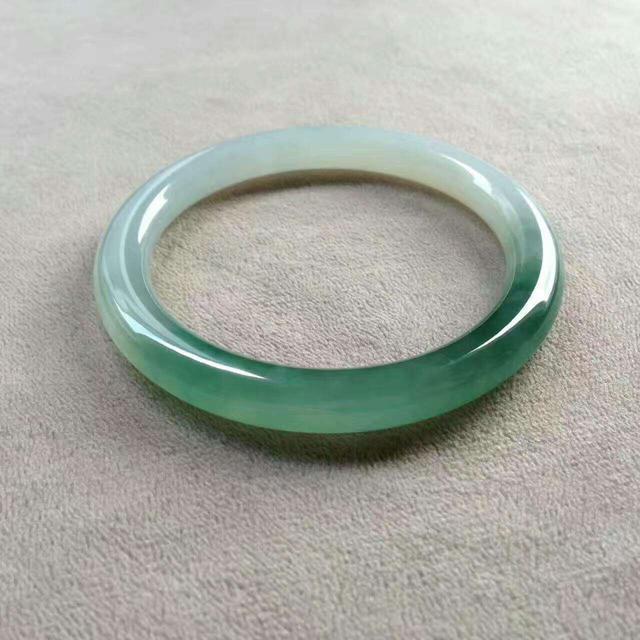 极品翡翠黄加绿手镯图片,极品翡翠手镯的鉴别方法