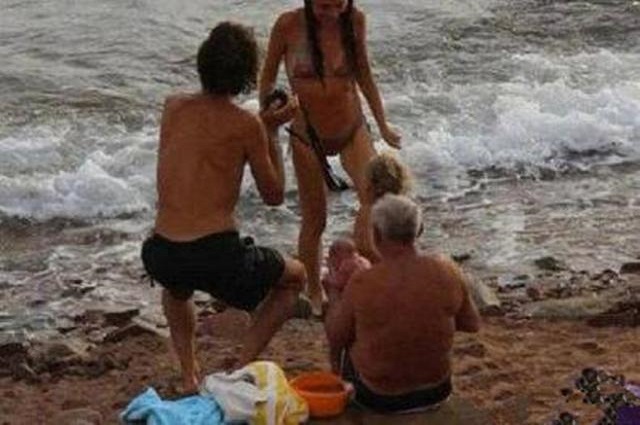 除了产房还能在哪里生孩子？一组图告诉你，大街和海里都可以