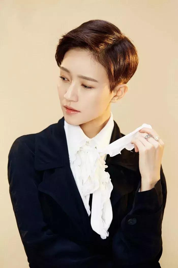 碎发太多怎么扎好看,扎高马尾额头前面碎发太多怎么办