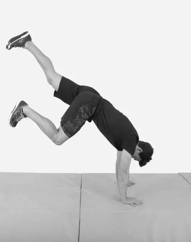 倒立的正确姿势及好处,倒立对身体的好处